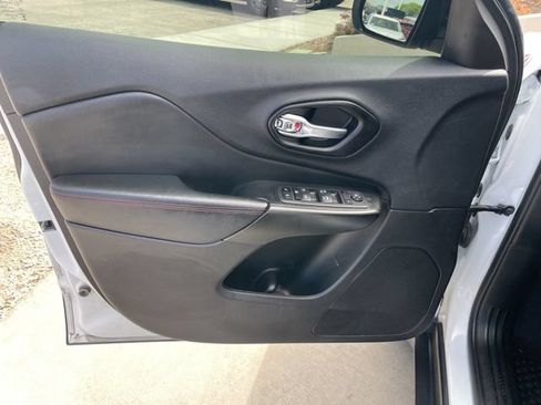 Used 2022 Jeep Cherokee Trailhawk AWD/4WD image 13
