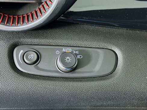 Used 2025 Chevrolet Trax RS FWD image 16