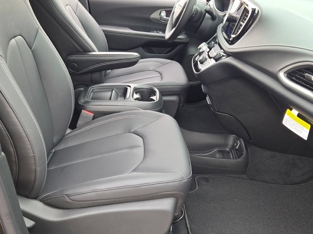 New 2027 Chrysler Pacifica Select FWD image 6