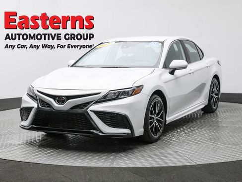 Used 2024 Toyota Camry SE FWD image 1
