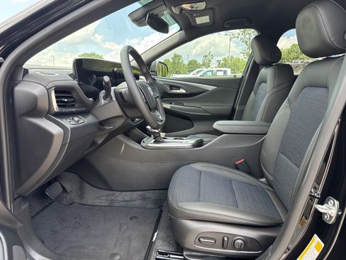 Used 2025 Buick Envista Preferred w/ Convenience I Package FWD image 16