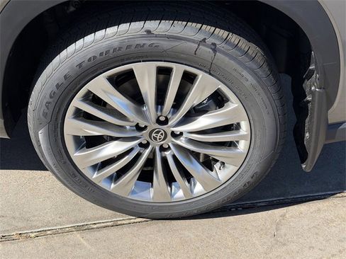 New 2026 Toyota Highlander Platinum image 8
