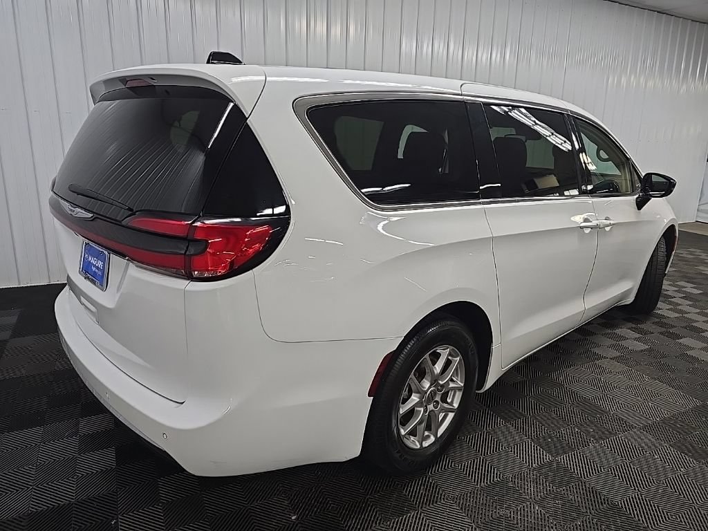 Used 2024 Chrysler Pacifica Touring-L FWD image 10