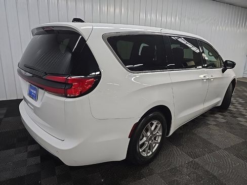 Used 2024 Chrysler Pacifica Touring-L FWD image 10