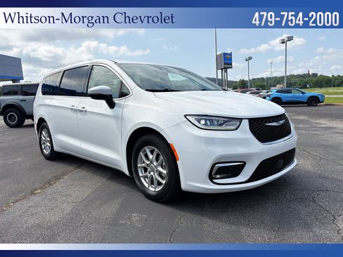 Used 2023 Chrysler Pacifica Touring-L FWD image 3