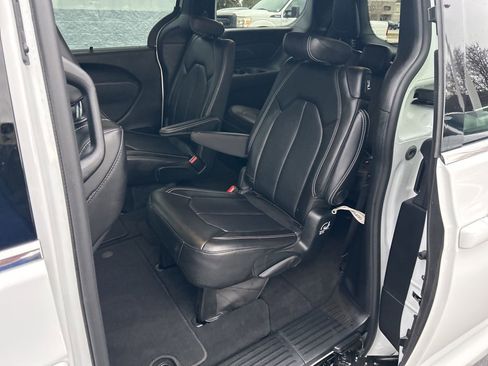 Used 2025 Chrysler Pacifica Select image 28