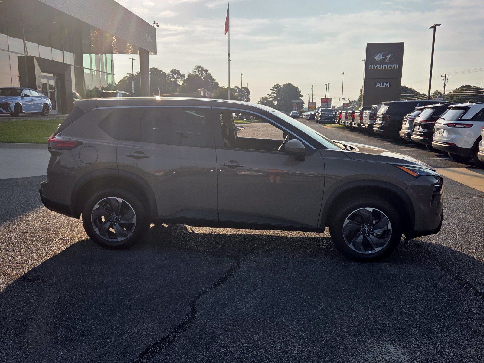Used 2025 Nissan Rogue SV FWD image 14