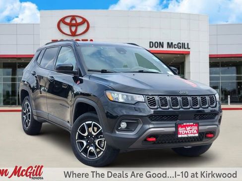 Used 2025 Jeep Compass Trailhawk AWD/4WD image 1