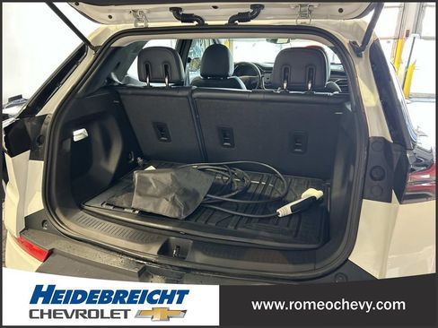 Used 2022 Chevrolet Bolt EUV LT w/ Convenience Package image 9