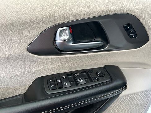 Used 2022 Chrysler Pacifica Touring-L image 25