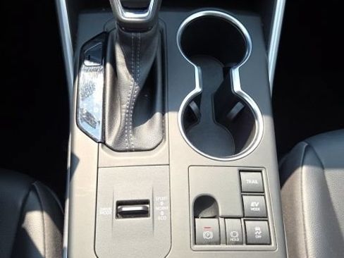 Used 2023 Toyota Highlander XLE AWD/4WD image 19