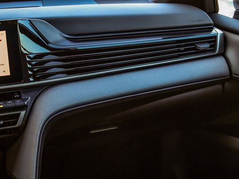 Used 2025 Toyota Camry SE image 17