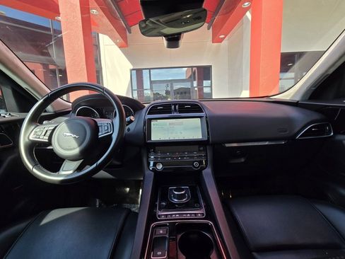 Used 2020 Jaguar F-PACE Premium image 18