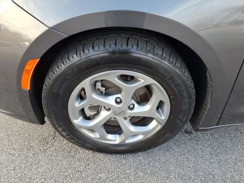 Used 2023 Chrysler Pacifica Limited image 6