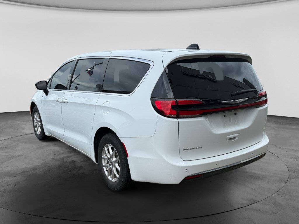Used 2024 Chrysler Pacifica Touring-L FWD image 7