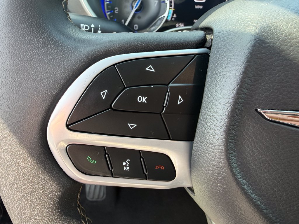 Used 2024 Chrysler Pacifica Touring-L FWD image 27