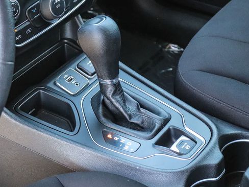 Used 2019 Jeep Cherokee Latitude w/ Popular Appearance Group FWD image 18