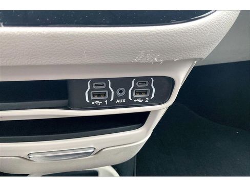 Used 2024 Chrysler Pacifica Touring-L image 34