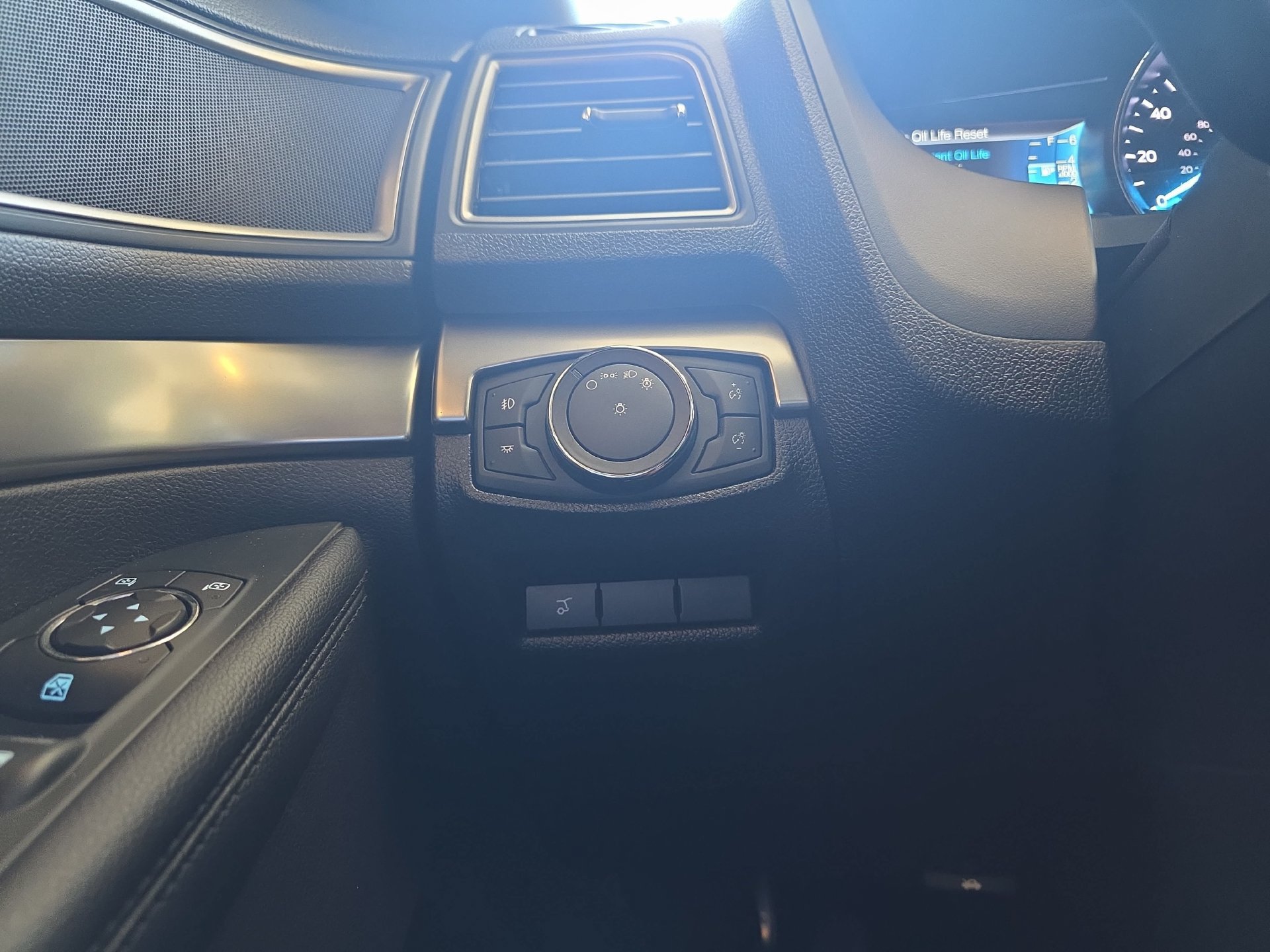 Used 2019 Ford Explorer XLT w/ Equipment Group 202A FWD image 21