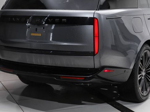 Used 2025 Land Rover Range Rover SE image 4