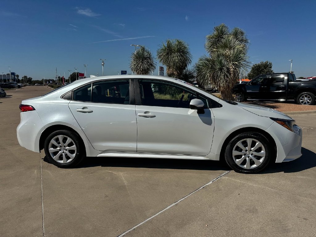 Used 2025 Toyota Corolla LE FWD image 2
