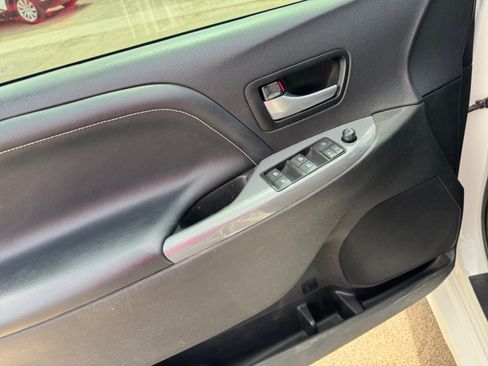 Used 2016 Toyota Sienna SE FWD image 11