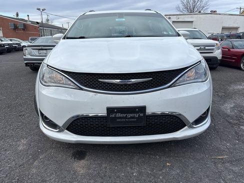 Used 2019 Chrysler Pacifica Touring-L Plus w/ Tire & Wheel Group image 2