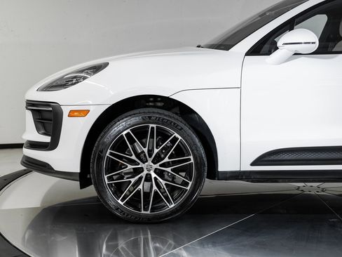 Certified 2025 Porsche Macan image 11