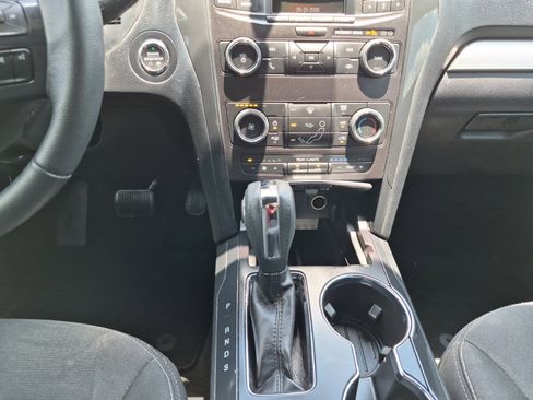 Used 2018 Ford Explorer XLT FWD image 18