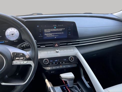 Certified 2024 Hyundai Elantra Limited FWD image 7
