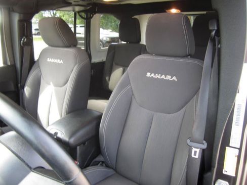 Used 2017 Jeep Wrangler Unlimited Sahara w/ Connectivity Group AWD/4WD image 11