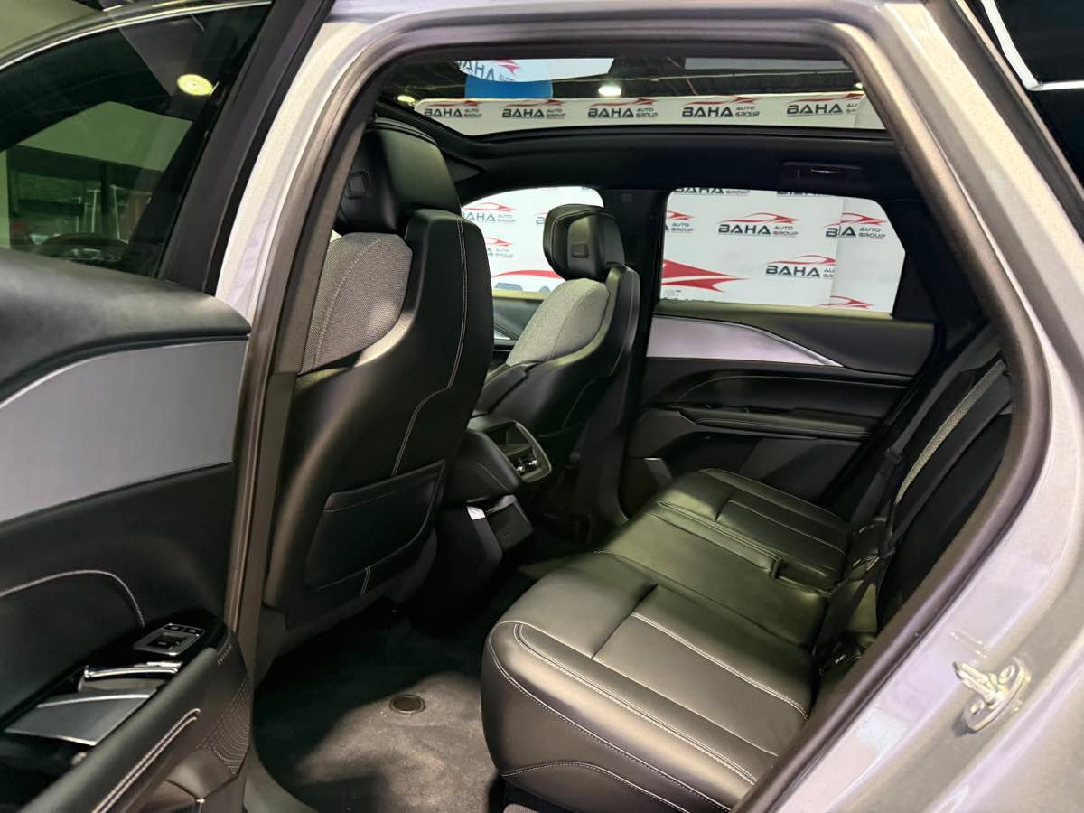 Used 2024 Cadillac Lyriq Tech AWD/4WD image 37