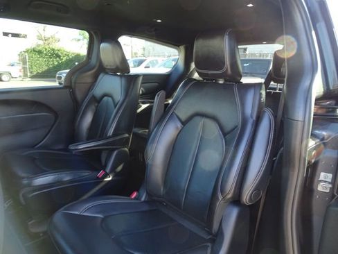 Used 2022 Chrysler Pacifica Touring-L w/ S Appearance Package image 9