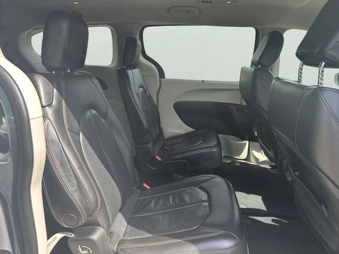 Used 2018 Chrysler Pacifica Touring-L FWD image 19