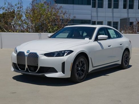New 2026 BMW i4 eDrive40 w/ Parking Assistance Package RWD image 3