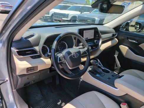 Used 2023 Toyota Highlander XLE AWD/4WD image 17