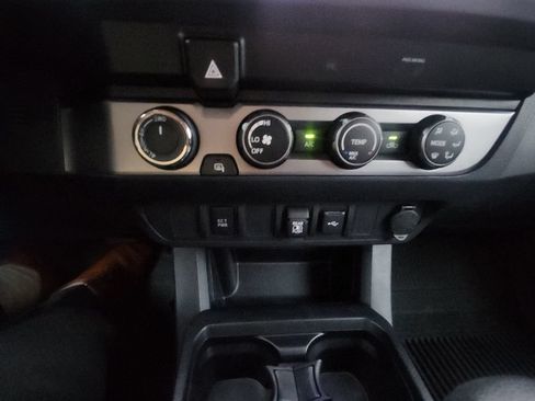 Used 2020 Toyota Tacoma SR5 AWD/4WD image 10