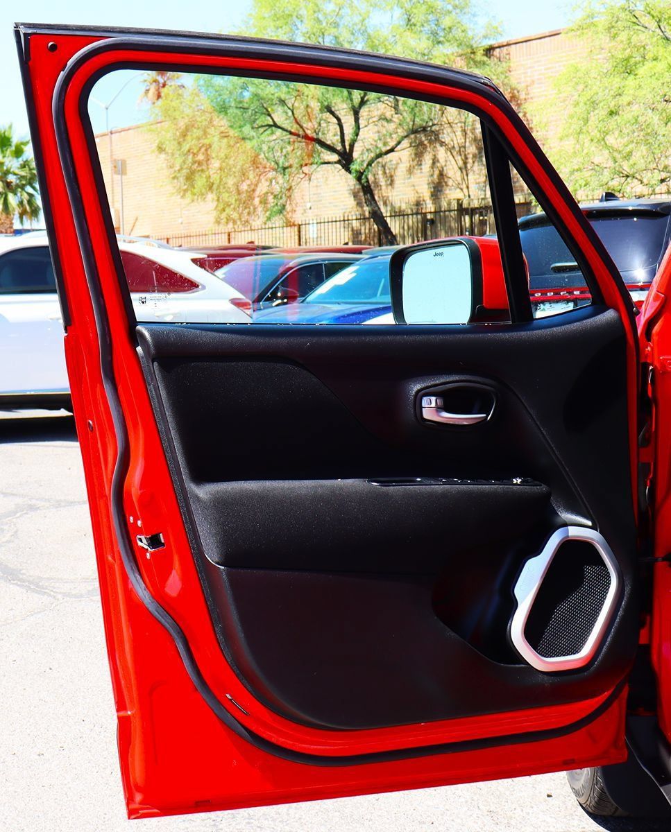 Used 2019 Jeep Renegade Latitude FWD image 36