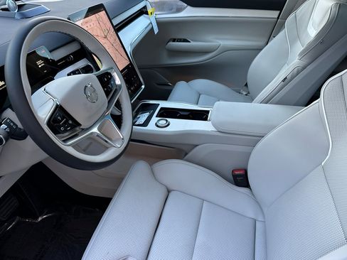Used 2025 Volvo EX90 Ultra image 8
