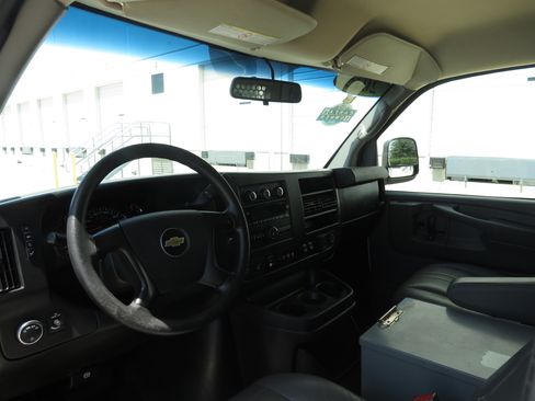 Used 2015 Chevrolet Express 2500 RWD image 22