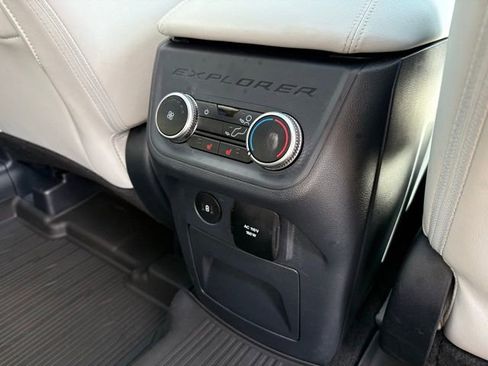 Used 2025 Ford Explorer Platinum w/ Ultimate Package AWD/4WD image 32