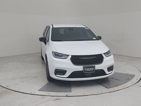 New 2026 Chrysler Pacifica Select image 4