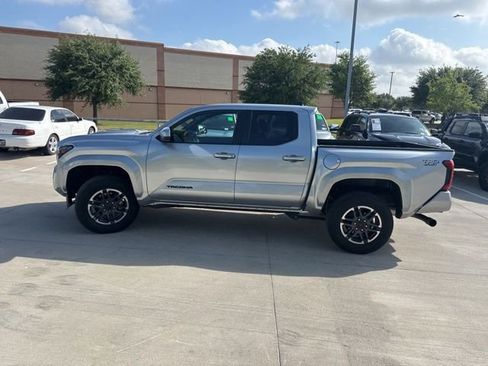 Used 2025 Toyota Tacoma TRD Sport AWD/4WD image 5