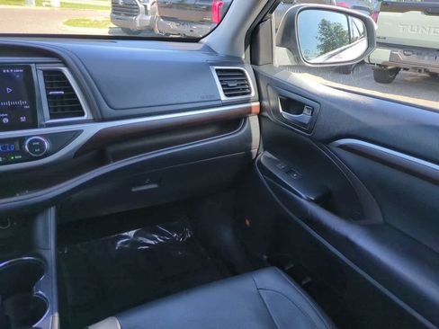 Used 2016 Toyota Highlander Limited FWD image 17
