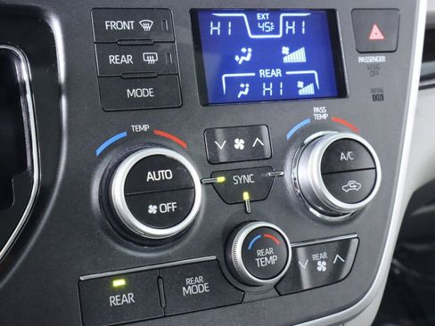 Used 2020 Toyota Sienna XLE image 19