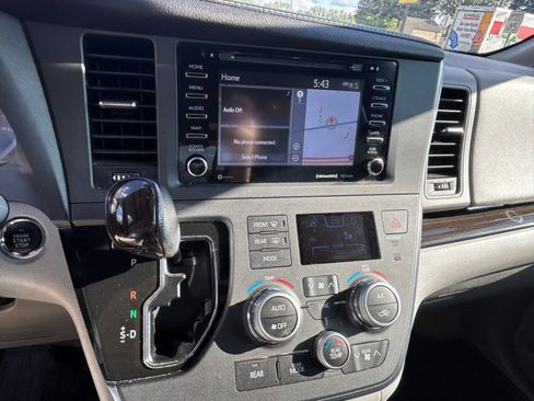 Used 2018 Toyota Sienna XLE w/ XLE Navigation Package FWD image 30