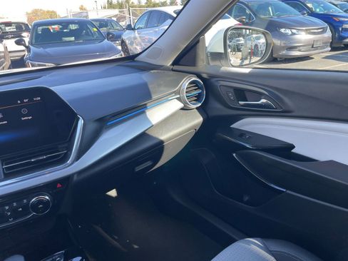 Used 2025 Chevrolet Trax LT image 34