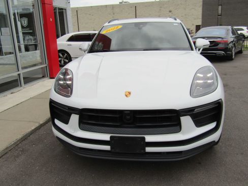 Used 2022 Porsche Macan AWD/4WD image 3