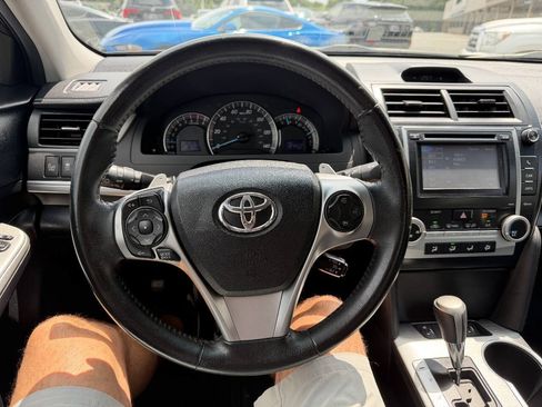Used 2014 Toyota Camry SE w/ Leather Package FWD image 12