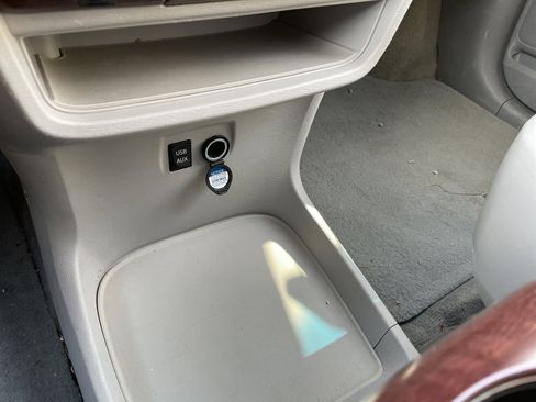 Used 2014 Toyota Sienna XLE image 32